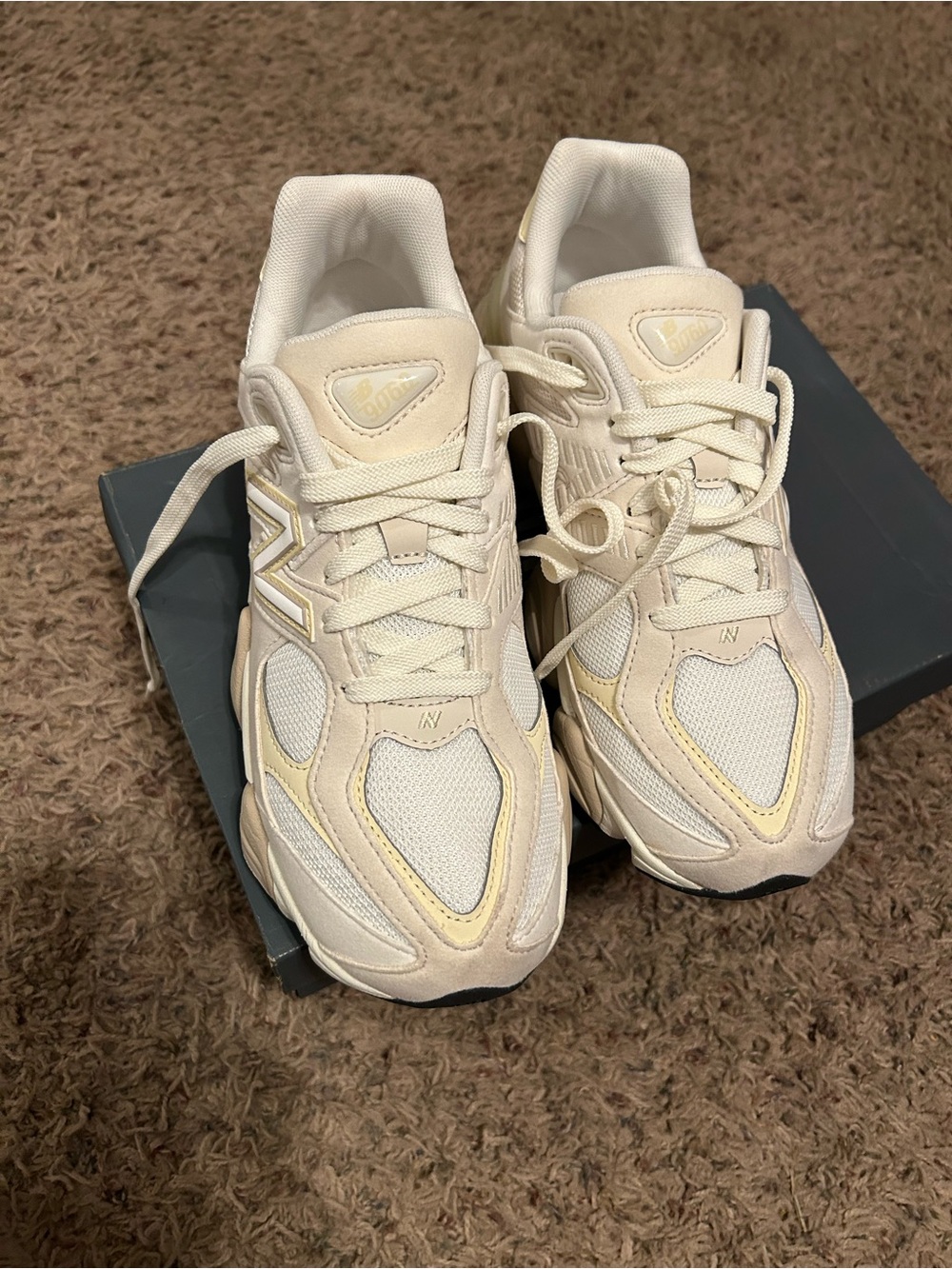 New Balance Women’s White Cream Retro-Style Athletic Sneakers-Kids 7= Women 9 - Picture 4 of 9